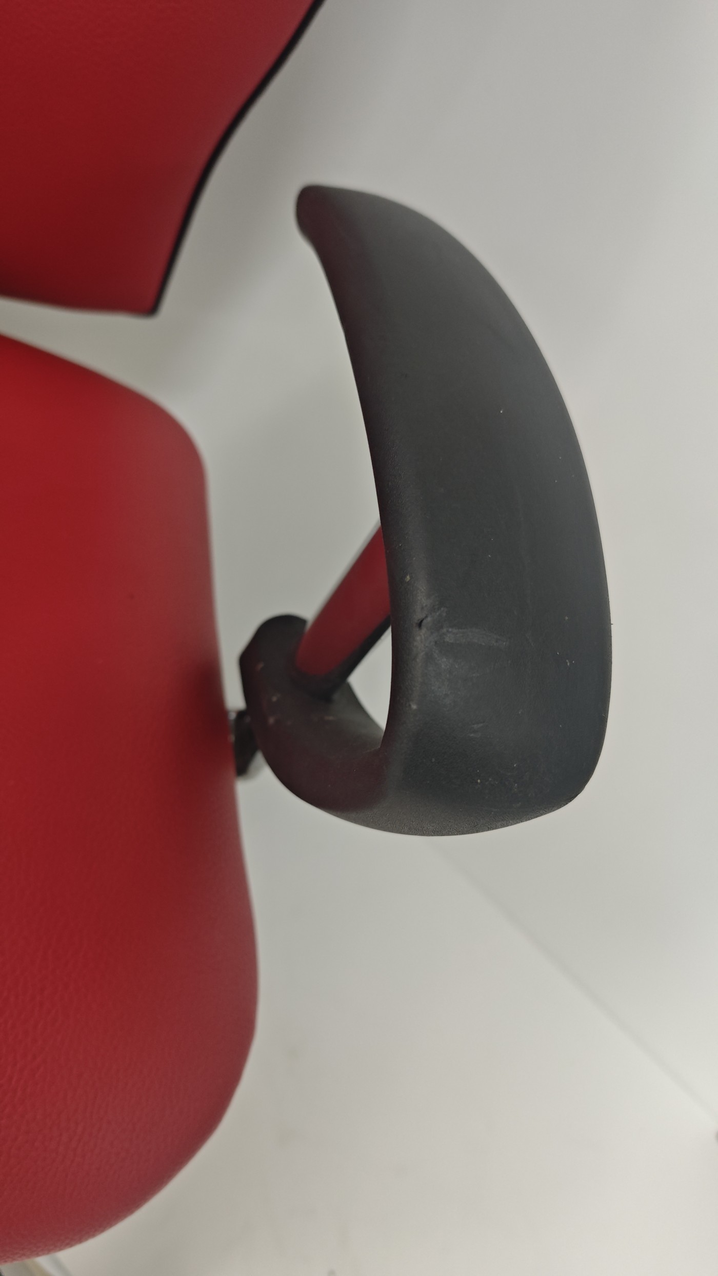 Kancelarijska stolica 11